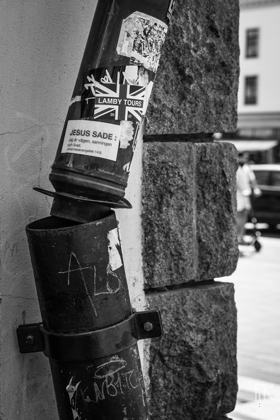 Ett trasigt stuprör mittemot Centralstationen i Stockholm. Klistermärken, klotter, förfall. Samtidigt; hörnstenarna vittnar om ålderdom och dignitet.
FJK-230629-142212.jpg